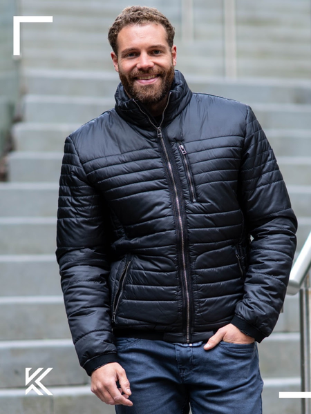 Musta kevyt toppatakki