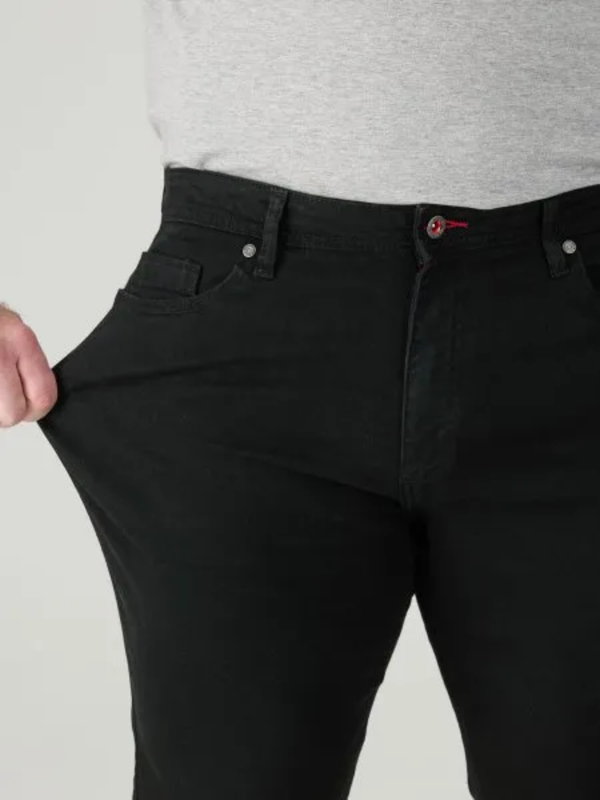 Joustavat mustat farkut