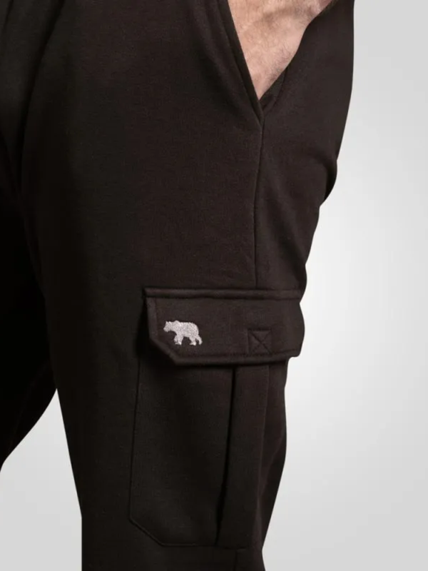 Mustat reisitasku collegehousut