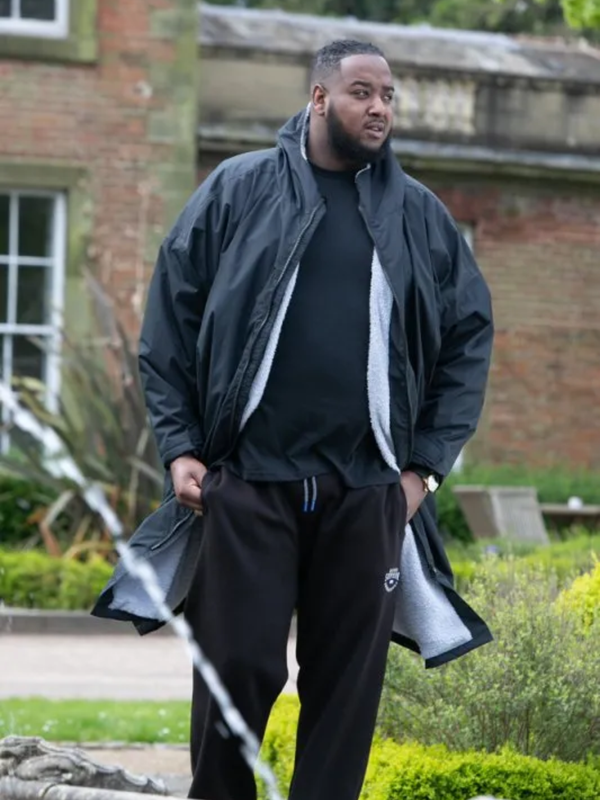 Musta changing robe takki