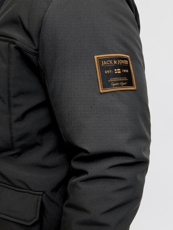 Musta softshell parkatakki