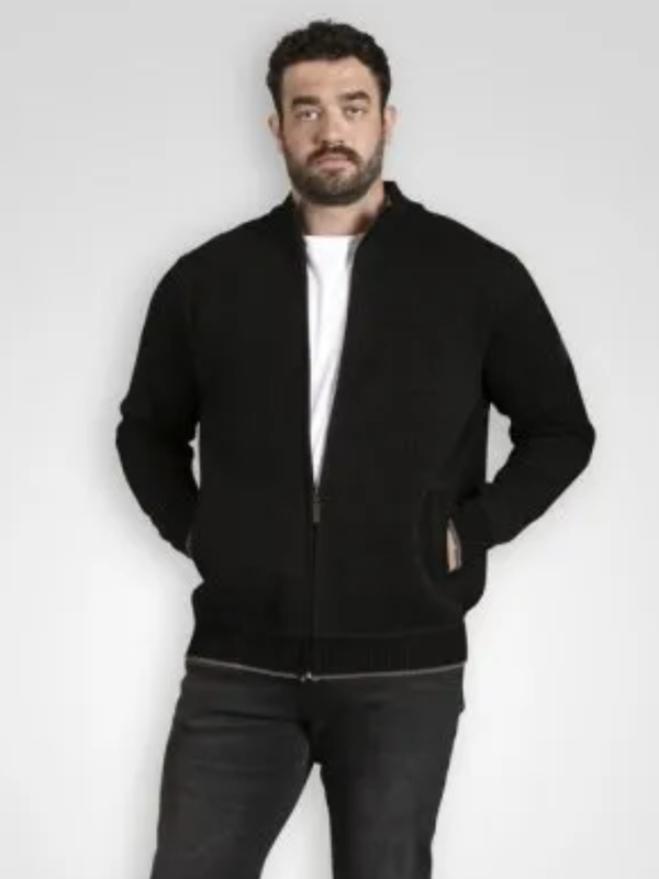 Musta neuletakki ruutuvuorilla