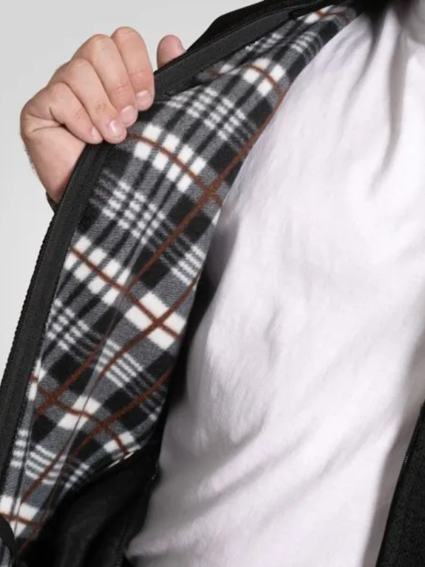 Musta neuletakki ruutuvuorilla