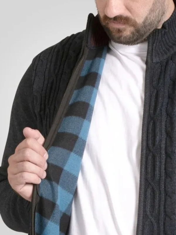 Tumman sininen palmikkoneuletakki ruutuvuorilla